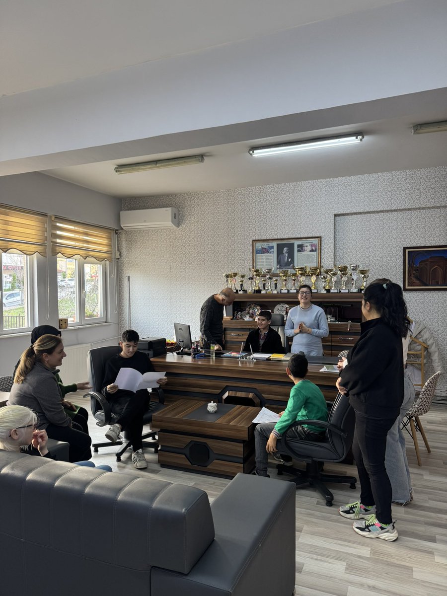 Özel Eğitim Sınıfı öğrencilerimiz müdürümüz Süleyman ÖZDEN’i makamında ziyaret ederek yaptıkları resim çalışmalarını hediye ettiler. <a href="/gul_davut/">Davut GÜL</a> <a href="/CobanogluF/">Fatih Çobanoğlu</a> <a href="/TayfunOzyolcu/">Tayfun ÖZYOLCU</a> <a href="/esenyurtmem/">Esenyurt İlçe Millî Eğitim Müdürlüğü</a> <a href="/Suleymanozden33/">Süleyman ÖZDEN</a>