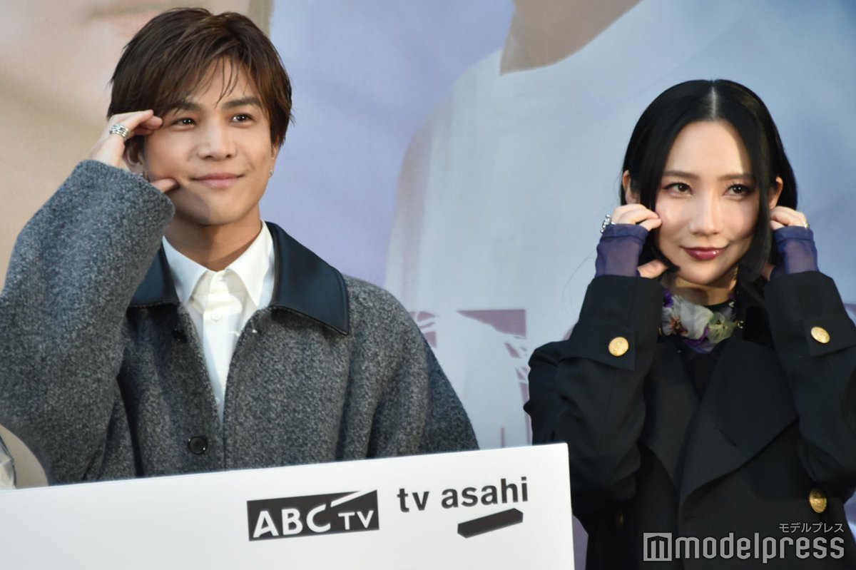 modelpress's tweet photo. 【写真追加中📸】比嘉愛未＆岩田剛典
「#フォレスト」放送直前イベント登壇🌹️

ファーストサマーウイカのアシストで
岩田がファンに愛叫ぶ「愛してるよー！」

🔻フォトギャラリー
https://t.co/NQOqgwW8Jz

 #比嘉愛未 #岩田剛典 #中川大輔 #ファーストサマーウイカ https://t.co/aOXbqcMd7h