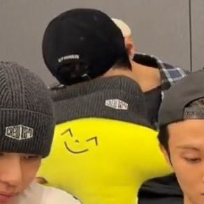 연하한텐 이러지도 저러지도 못하고 뚝딱대면서
연하 인형한테는 훙힝대는 연상
을 표현한 독일어 아는 사람