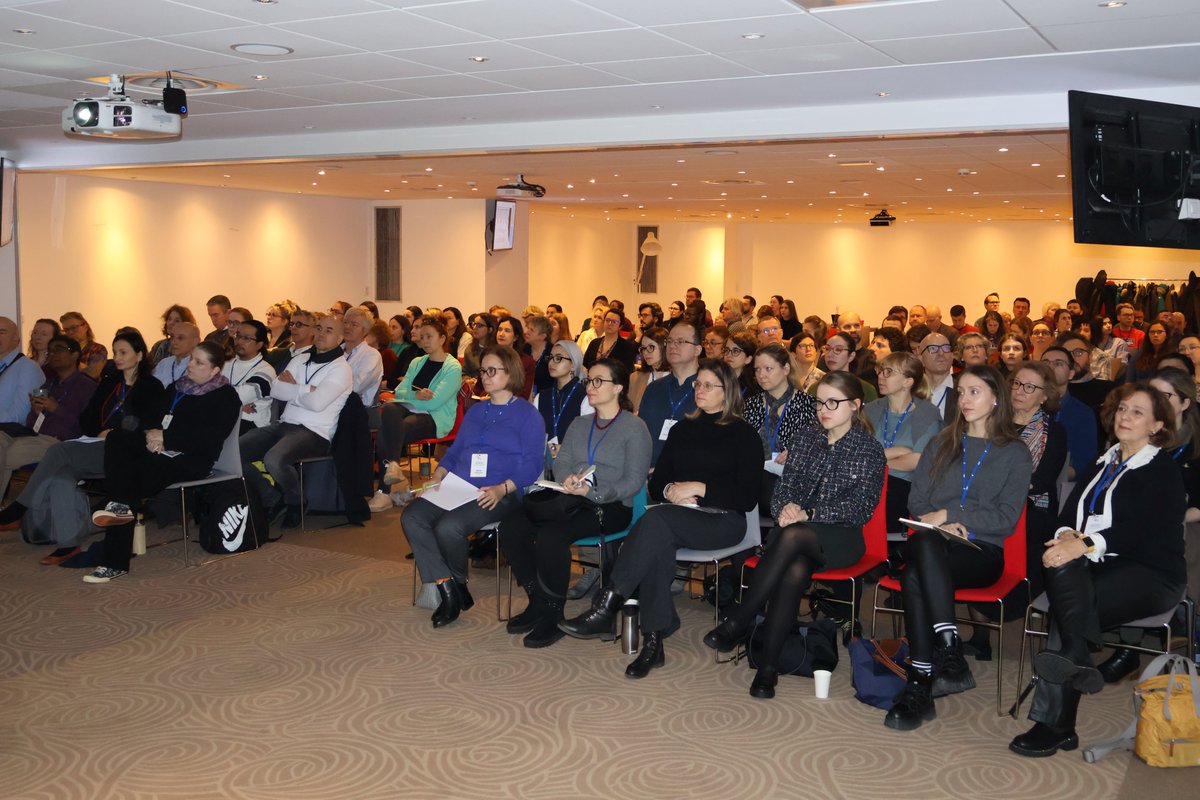 🌧️☁️🌧️A rainy morning in Bordeaux but the meeting room for the dermatopathology #EScoP course is full!
We start the day with a lecture from Prof. Eduardo Calonje on melanocytic proliferations!
#pathology #education 

#PathTwitter #MedTwitter
