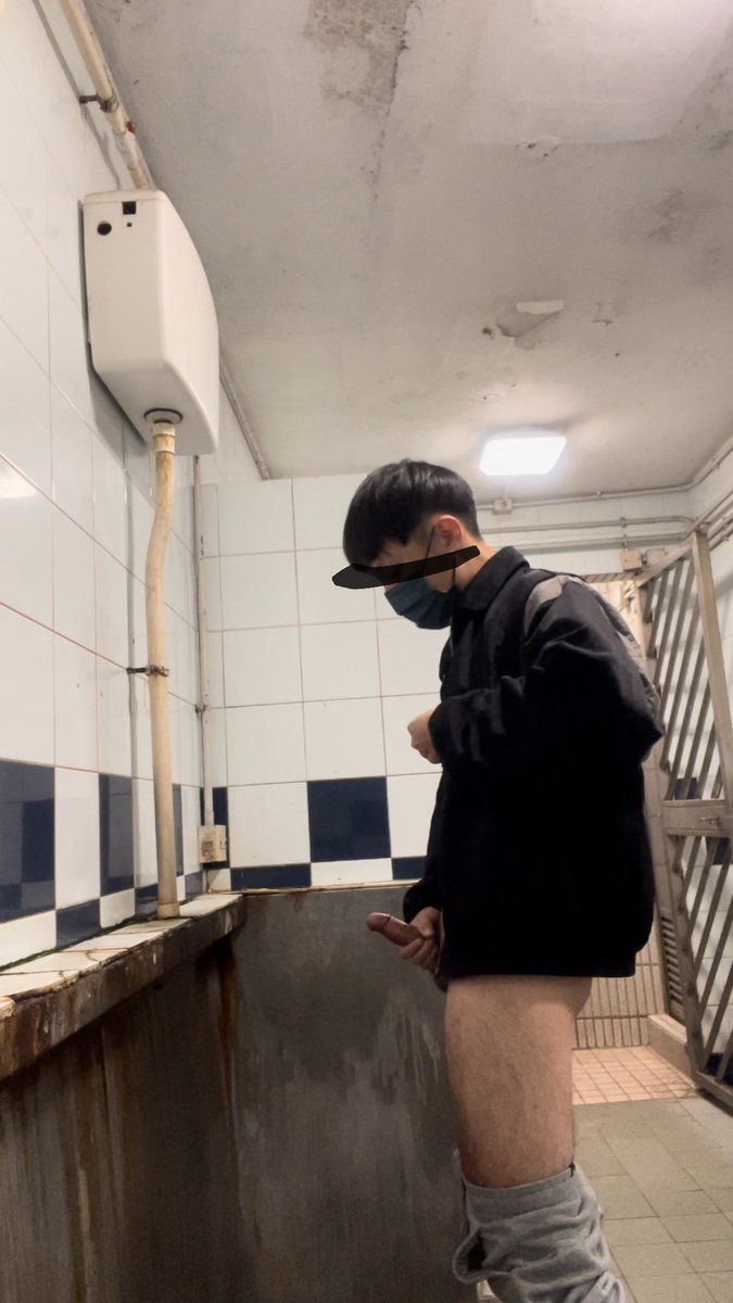 有誰要一起約公廁尻槍
已經顧不得會不會有人走進來了
#野裸 #公廁 #暴露 #暴露野裸