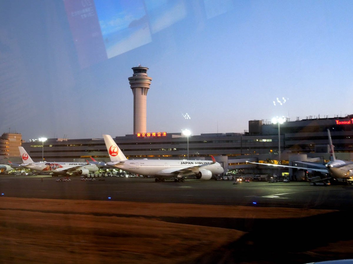 bcs758's tweet image. 今年度 JAL の初乗りで NGO --> OKA --> HND しました。
那覇のラウンジでいただいた BLUE SEAL は初めてで、4種類全制覇した (笑)
撮り忘れたけど、那覇国内線ターミナルビル の電光表示が 玉内線 には笑った。 解る??
#JAL #日本航空 #初乗り