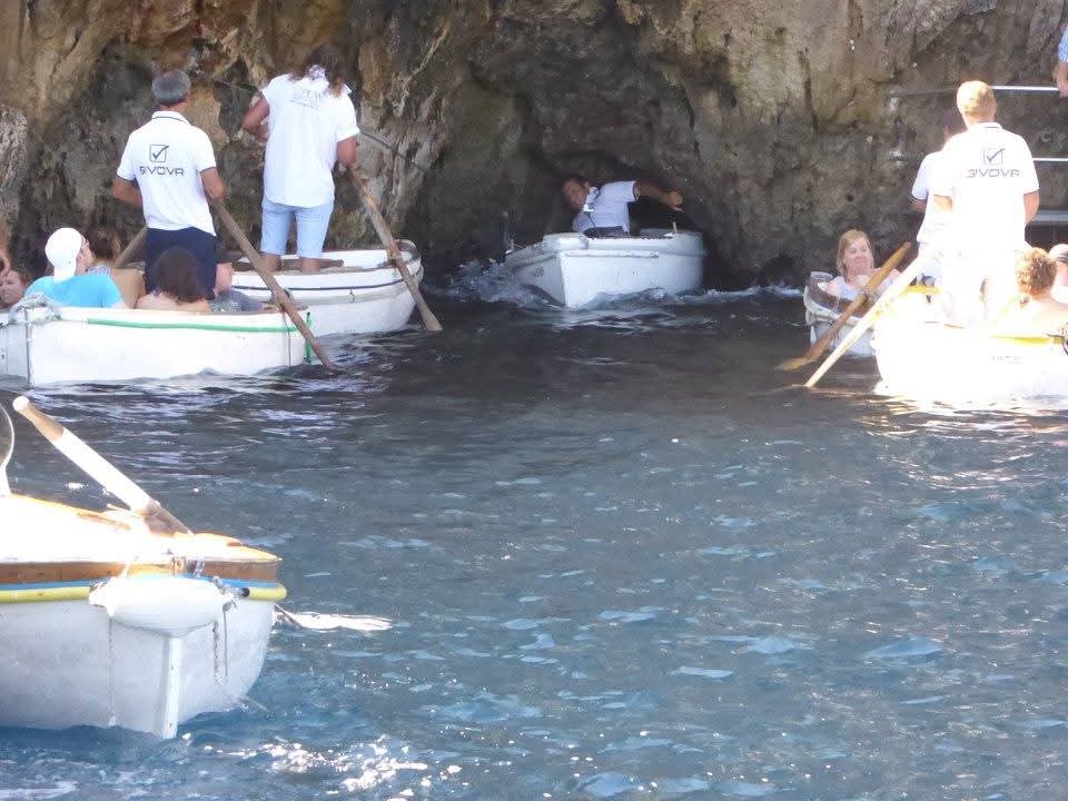 skymanuelima's tweet photo. Localizada na ilha de Capri ao largo da costa sul da Itália, a gruta é uma maravilha natural conhecida pela tonalidade brilhante e místico azul das paredes e da água dentro. #GrutaAzul #Capri #Itália #travelphotography #viagens #FotógrafoAmador https://t.co/A1PZk9Pbft
