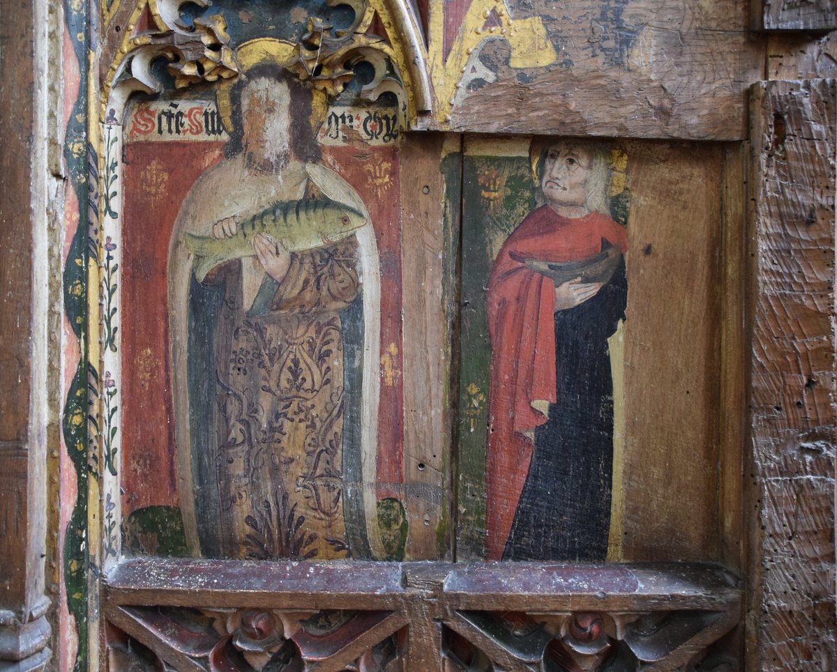 A brief thread of medieval fish, being held by St Simon on Norfolk rood screens. This one is at Fritton St Catherine. Someone will know what it is. Presumably, if they were familiar fish to the artist, they were culinary?
Fritton: norfolkchurches.co.uk/fritton/fritto…
 <a href="/tudorfoodrecipe/">Brigitte Webster</a>