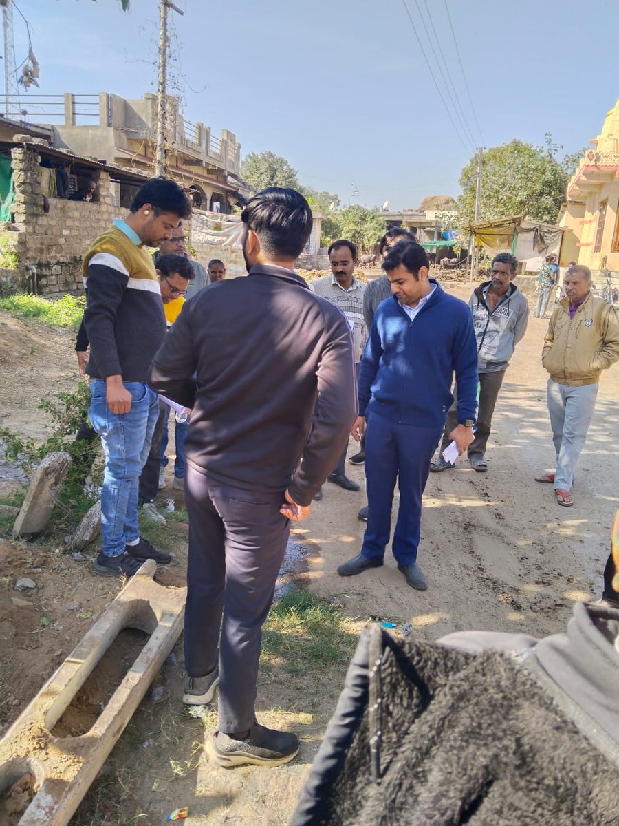 ગારૂડી પંચાયત ખાતે મા જીલ્લા વિકાસ અધિકારીશ્રી, નાયબ જિલ્લા વિકાસ અધિકારીશ્રી સાથે ડોર ટુ ડોર મકાન મુલાકાત લઈ ગટર વ્યવસ્થા, પાણી નિકાલ ચકાસણી કરી આગામી આયોજન માટે ગામલોકોના સુચનો મેળવી પંચાયત નુ આયોજન કરવા જણાવ્યું