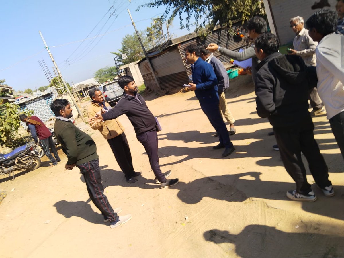 ModasaTdo's tweet photo. ગારૂડી પંચાયત ખાતે મા જીલ્લા વિકાસ અધિકારીશ્રી, નાયબ જિલ્લા વિકાસ અધિકારીશ્રી સાથે ડોર ટુ ડોર મકાન મુલાકાત લઈ ગટર વ્યવસ્થા, પાણી નિકાલ ચકાસણી કરી આગામી આયોજન માટે ગામલ���કોના સુચનો મેળવી પંચાયત નુ આયોજન કરવા જણાવ્યું https://t.co/8rXVbEmcow