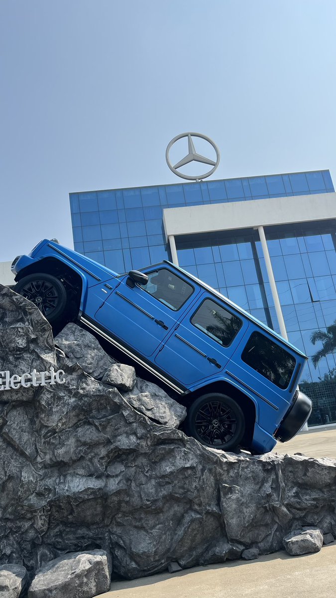 Reporter_indian's tweet image. Mercedes G -580 एडिशन वन हुई लांच

शुरुआती कीमत- 3 करोड़ (Ex-showroom)

0-100 की रफ़्तार मात्र 4.7 सेकंड में 

बैटरी पैक - 116kwh 

587 हॉर्स पॉवर, 1164nm टॉर्क 

सिंगल चार्ज पर 473 रेंज का दावा 

Q-4 में होगी बुकिंग शुरू  

#gwagon #mercedesG580 #GwagonEV @MercedesBenzInd