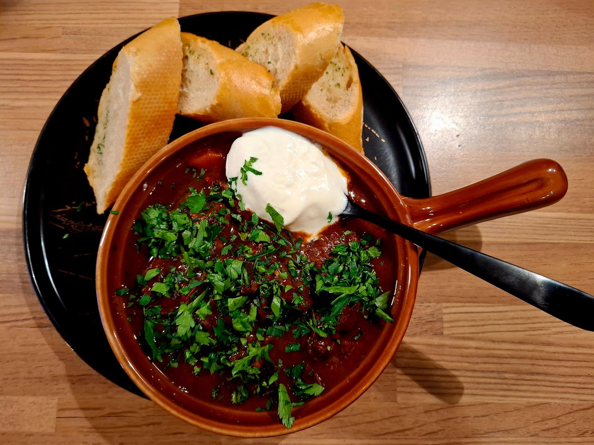 cybercannibal's tweet image. Šodien gatavosim SILDOŠO brieža gaļas GULAŠU un kraukšķīgos VISTU spārniņus VORČESTERAS/ķiploku marinādē.

Vēl pagatavosim MANGO - kokosriekstu pudiņu ar čia sēklām un MANGO salātus ar čili mērci.

Ļoti priecāšos par LIKE un SHARE, tas man ĻOTI palīdz!

:)  Ķeramies klāt!

🧵👇