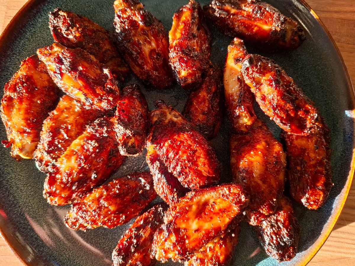 cybercannibal's tweet image. Šodien gatavosim SILDOŠO brieža gaļas GULAŠU un kraukšķīgos VISTU spārniņus VORČESTERAS/ķiploku marinādē.

Vēl pagatavosim MANGO - kokosriekstu pudiņu ar čia sēklām un MANGO salātus ar čili mērci.

Ļoti priecāšos par LIKE un SHARE, tas man ĻOTI palīdz!

:)  Ķeramies klāt!

🧵👇