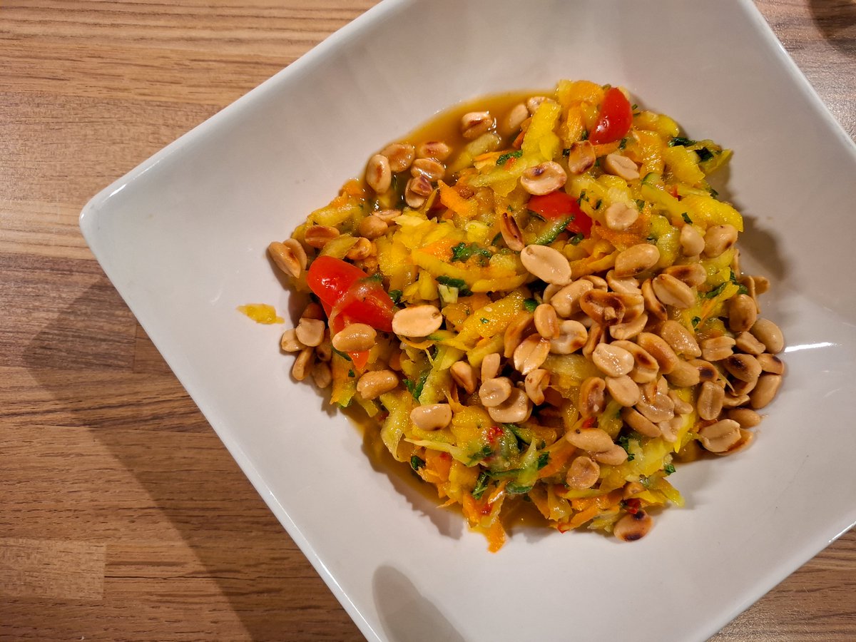 cybercannibal's tweet image. Šodien gatavosim SILDOŠO brieža gaļas GULAŠU un kraukšķīgos VISTU spārniņus VORČESTERAS/ķiploku marinādē.

Vēl pagatavosim MANGO - kokosriekstu pudiņu ar čia sēklām un MANGO salātus ar čili mērci.

Ļoti priecāšos par LIKE un SHARE, tas man ĻOTI palīdz!

:)  Ķeramies klāt!

🧵👇