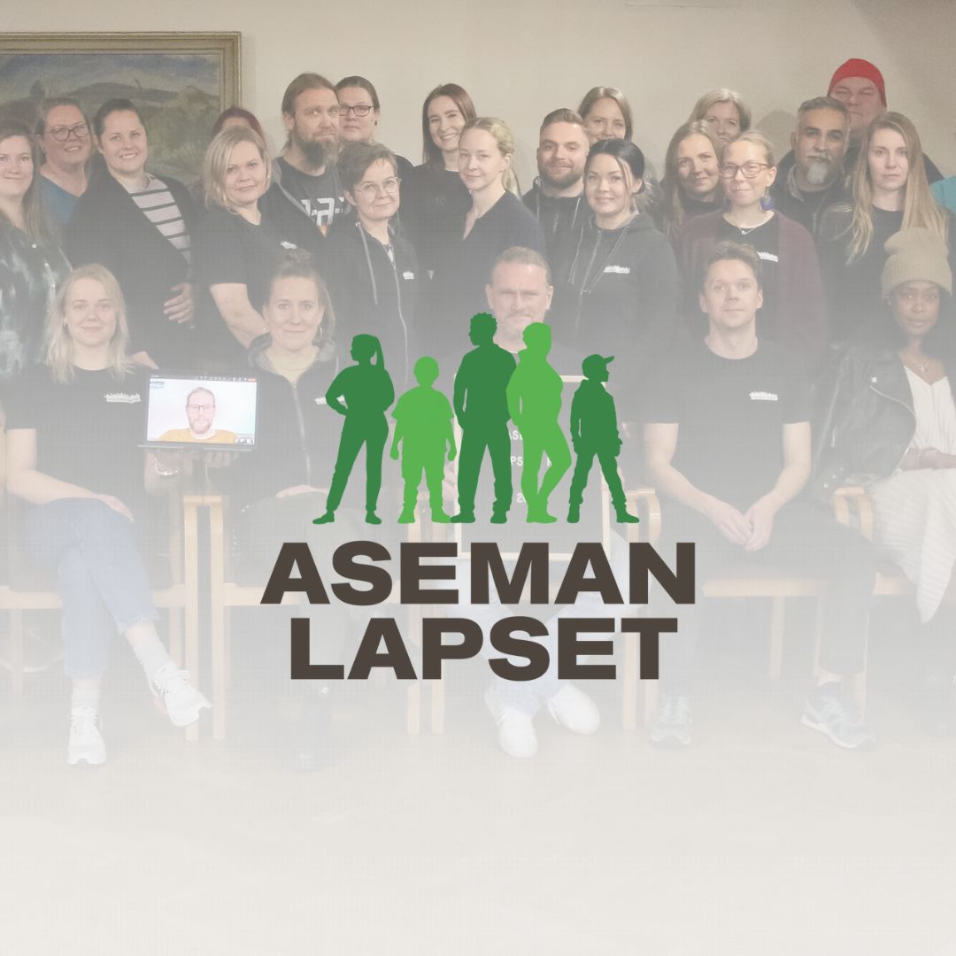 Vuosi 2025 alkaa järjestössämme visuaalisen ilmeen päivityksellä! Uuden logomme hahmot seisovat porukassa kaverimaisesti, samalla kun he seisovat tienhaarassa katsoen eri suuntiin, pohtien sitä, mihin he suuntaavat tulevaisuudessa. Lue lisää: asemanlapset.fi/uutiset/aseman…