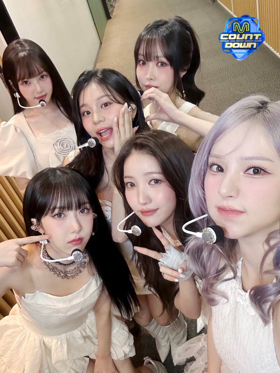 MnetMcountdown's tweet image. 파워 청춘 갓자친구의 컴백이라 엠카는 그냥 가만히 있을 수가 없네요o(*////▽////*)q

10주년 기념!!! 4년만의 완전체!!! 도파민 터질 수 밖에 없는 단어들이라서 엠카는 돌고 돌아 자꾸 버디가 되🫶

이렇게 추운 겨울이라도 6명이 함께 만들어주는 다정한 계절 속에 영원히 함께 하고…