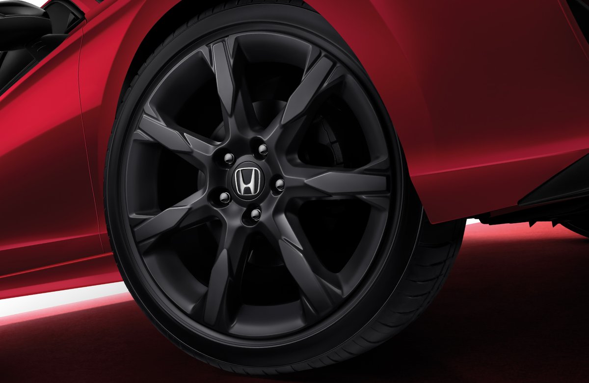 RolldaMy's tweet photo. @Honda Malaysia hari ini melancarkan Civic Facelift 2025. Dengan grill honeycomb hadapan yang baru, rim 18 inci, serta smoked effect pada lampu belakang, memang mengancam.
#honda #hondacivic #HondaCivic2025 #eHEV #cars #malaysia https://t.co/jOrjZmPTTr
