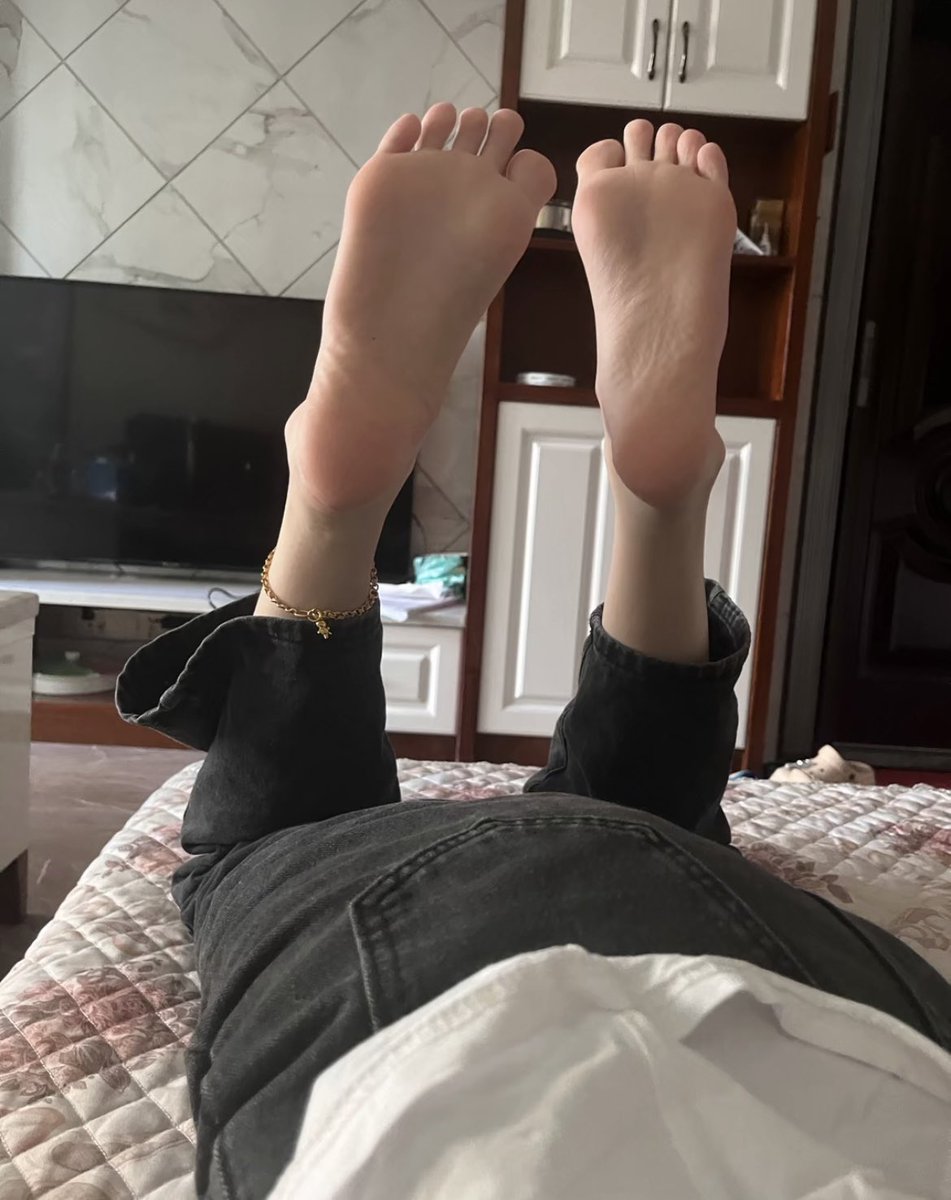 最近流感难受的很 没什么精力 用库存敷衍一下吧  #女s女m #女女 #女大学生 #恋足 #舔脚 #Les