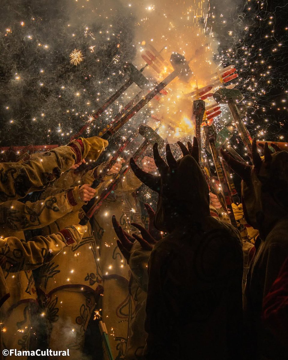 💥Un dels actes de la Festa Major d'Hivern de #VNG que no us podeu perdre és el #CORREFOC!

📅11/01 
⌚️19 h
📌Plaça de Sant Antoni, c. de la Bomba, pl. de les Neus, rbla. Principal, av. Francesc Macià i pl. de la Vila

📸flamacultural

ℹ️ bit.ly/40kVW2J

#VilanovaTurisme