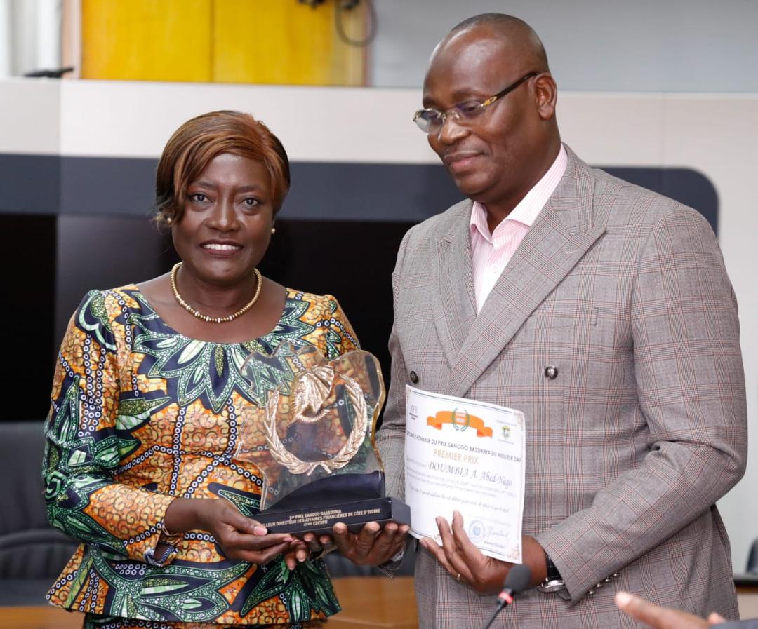 #EducationNationale : DOUMBIA Abed Nego, ex-DAF du #MENA et lauréat du super prix "SANOGO Bassirima", a présenté sa distinction à la Ministre Mariatou Koné. Il a salué son leadership qui a permis des performances exemplaires. La Ministre a dédié ce prix à la communauté éducative.