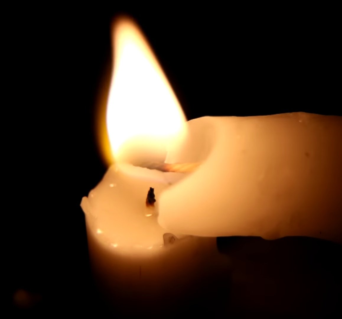 Dediler aşıklar ölmez,
Dedim ölmez ama felah bulmaz.
Söyle gardiyan boş yer varmı zindanında.
Dedi kimden kaçarsın,
Dedim şirin zannettigim zelihadan.
Dedi rüsvay rüzgarından kaçamazsın.✍️