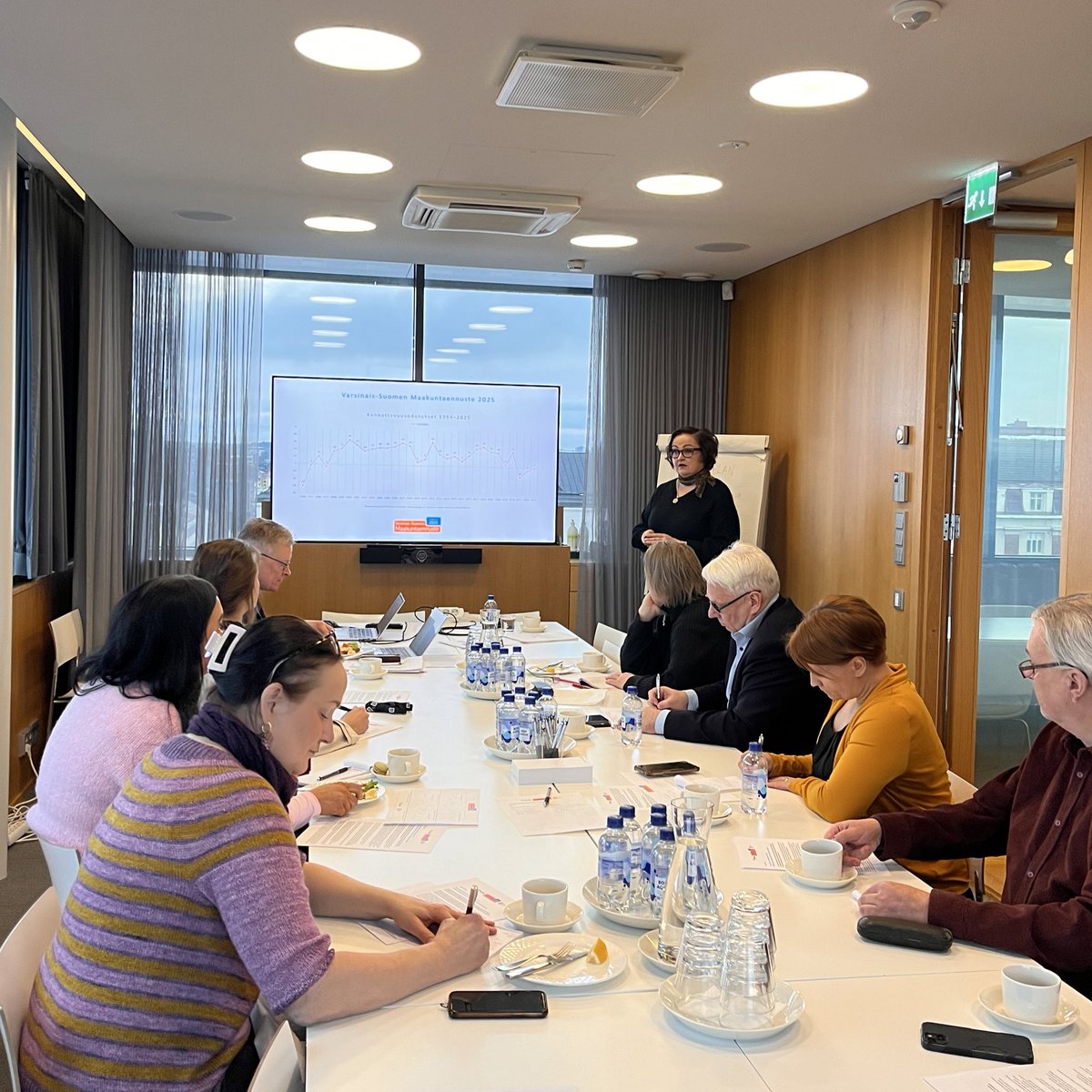 Vuoden 2025 #Maakuntaennuste julkistetaan juuri nyt. <a href="/HannaMunter/">Hanna Munter</a> kertoo alueemme medioille, että yrittäjien kasvuodotukset ovat yhä matalalla. Investointiaikeet ovat ennätysmatalat. Alueen yrittäjämyönteisin kunta on kestomenestyjä <a href="/lietokaupunki/">Liedon kaupunki</a> 🙏🏼
#yrittäjät #varsinaissuomi