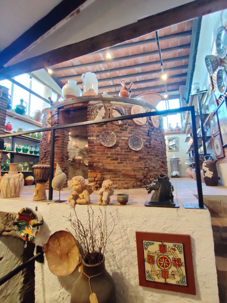 armengol1714's tweet image. Oficis: Terrissaire:
Breda, Baix Montseny-La Selva, en un dels establiments dedicats a aquest ofici, troben un forn antic i una visió  d'una cuina de pagès.  #Oficis
@juditbarcelona @antonidueso @Lluis_areny @reusenca1973 @Danixev1968
@ThierryGEORGES @jordiaragonesm