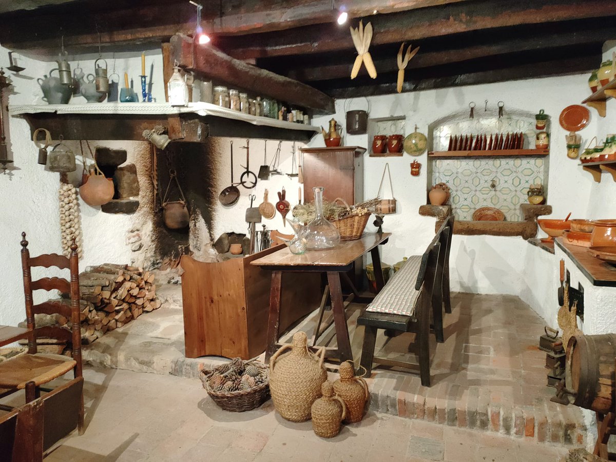 armengol1714's tweet image. Oficis: Terrissaire:
Breda, Baix Montseny-La Selva, en un dels establiments dedicats a aquest ofici, troben un forn antic i una visió  d'una cuina de pagès.  #Oficis
@juditbarcelona @antonidueso @Lluis_areny @reusenca1973 @Danixev1968
@ThierryGEORGES @jordiaragonesm