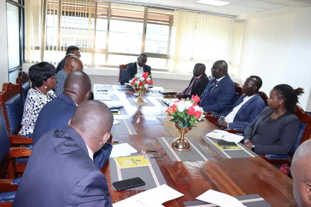 MaritimeKE's tweet photo. PS @GeoffreyKaituko held a a meeting with Bandari Maritime Academy @BandariMA Board members. Critical issues were discussed to enhance and improve service delivery at the maritime training institute. It was noted that 140 cadets are to onboard Singaporean vessels this year. https://t.co/gaT1uC98fF