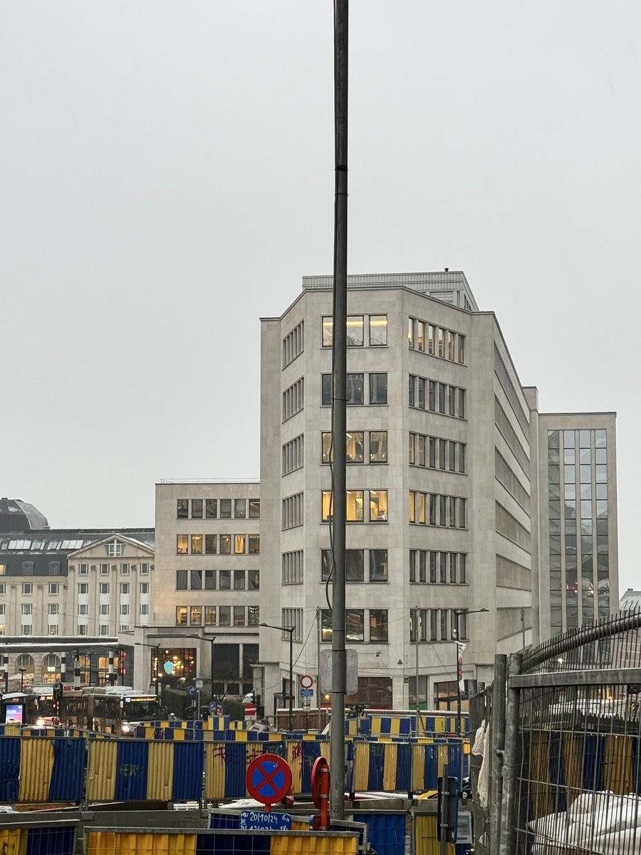 Dites, vous qui savez tout sur tout.  La base du poteau est quelques centimètres au dessus du bloc en béton, suspendue par 4 grosse vis. C’est pour une histoire de dilatation ?