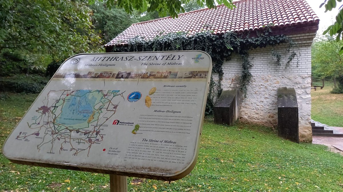 The #PolychroMon project team is also conducting research into the #polychromy of Roman stone monuments from the Danube provinces in #Hungary. Recently, they assessed the #Mithraeum in #Fertőrákos. The local mayor János Palkovits (see pic) extended a warm welcome to the team🌟