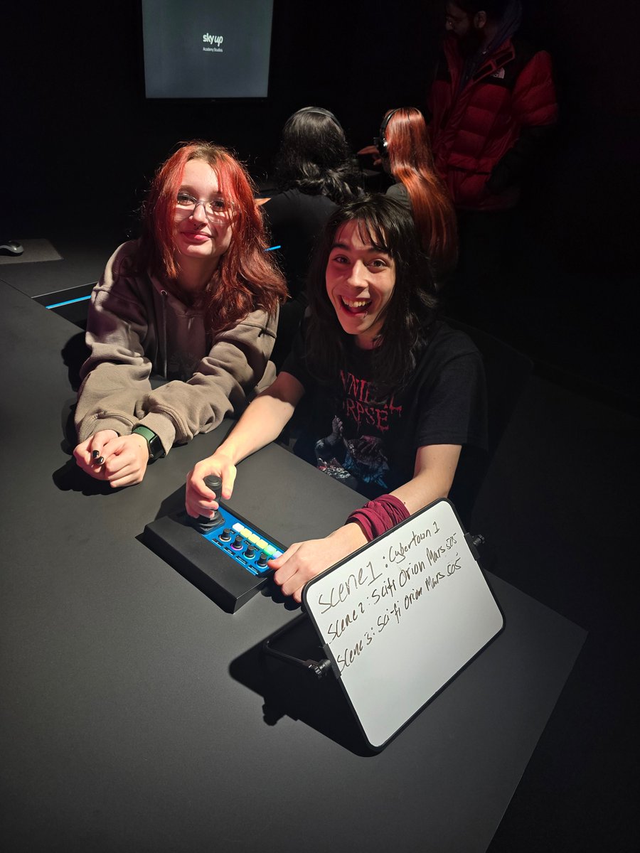 Happy #TheatreThursday from Mulberry UTC! 😀🎭 Before the holidays, some of our #CreativeIndustries students had the amazing opportunity to visit <a href="/SkyNews/">Sky News</a> studios, learn about the different roles in film and tv, and make their own film using the specialist equipment! 🎥#careers
