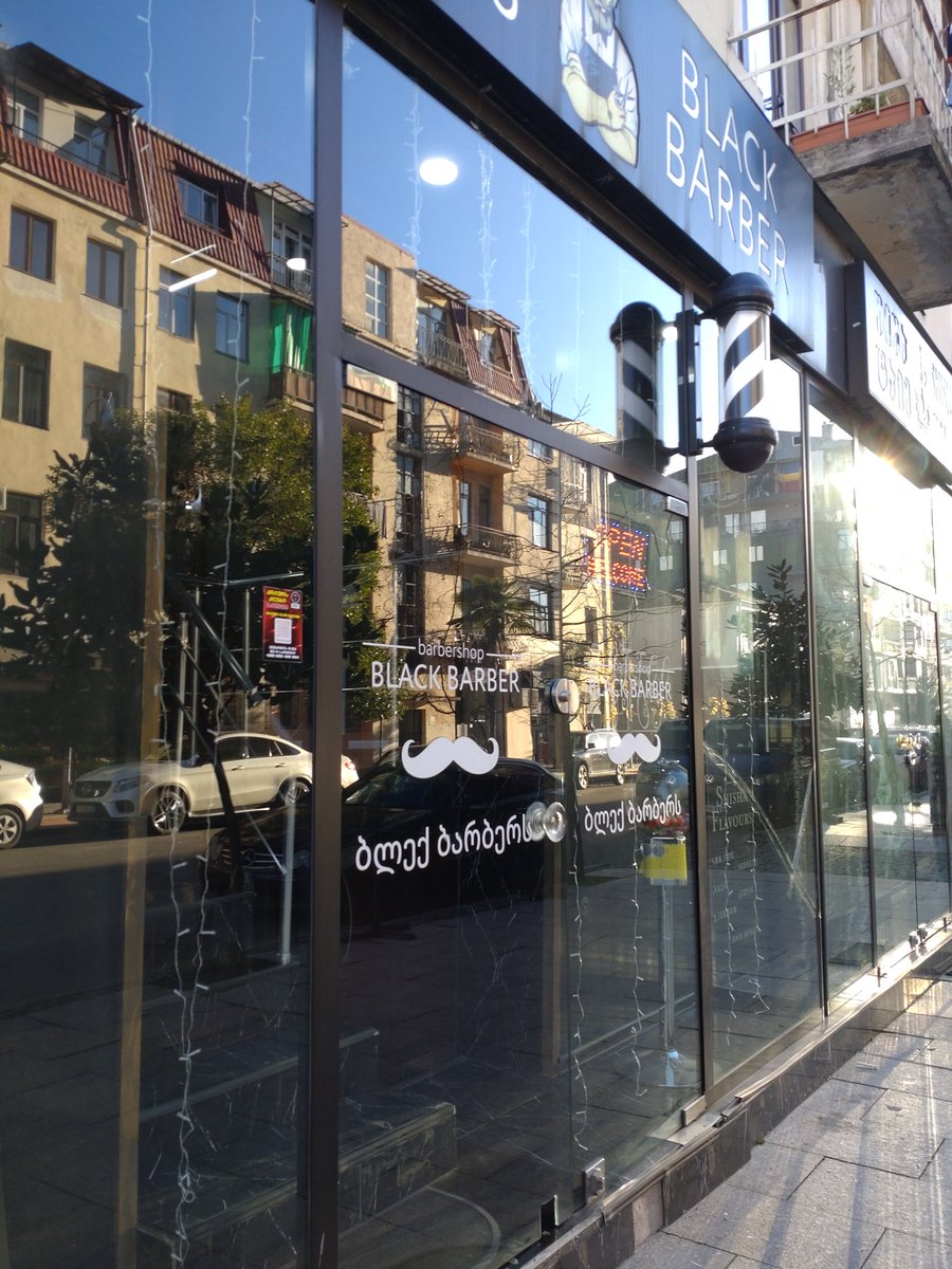 artsi_p's tweet image. olin kympiltä aukeevan parturin oven kahvassa 10:10. tai, kolmen parturin. kaikki kiinni koska aikanen tai kylmä tai rapeli. 
mun pää on edelleen ajelematta.
#laiskat #kulit #vetelät