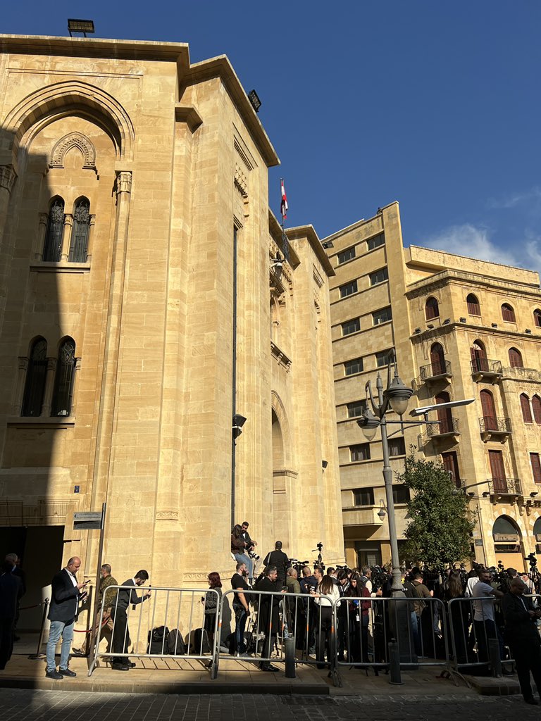 عشر دقائق وتبدأ الجلسة..