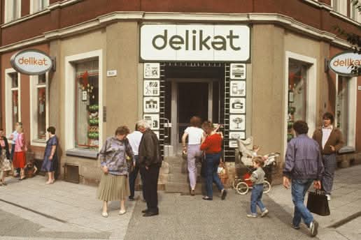 DDR_Reklame's tweet image. Delikatläden (kurz #Delikat) waren Einzelhandelsgeschäfte für Lebensmittel des „gehobenen Bedarfs“ in der #DDR. Im Sortiment waren hauptsächlich Nahrungs- und Genussmittel, überwiegend aus DDR-Produktion, darunter Exportartikel und andere selten erhältliche Waren. #GDR #Ostalgie