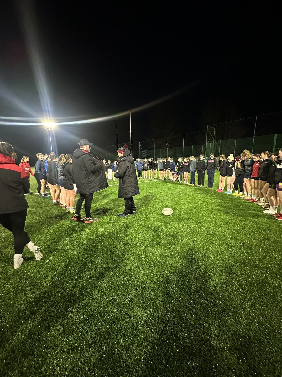 Noson arbennig o dda yn Abertawe ☃️
Cyfle ffantastig i’r merched. 
Da iawn i’r hyfforddwyr am roi profiad positif i’r merched👏🏻🏉
<a href="/lloydevs7/">Lloyd Evans</a> 
<a href="/WelshRugbyUnion/">Welsh Rugby Union 🏴󠁧󠁢󠁷󠁬󠁳󠁿</a> 
@JoeDaviesWRU