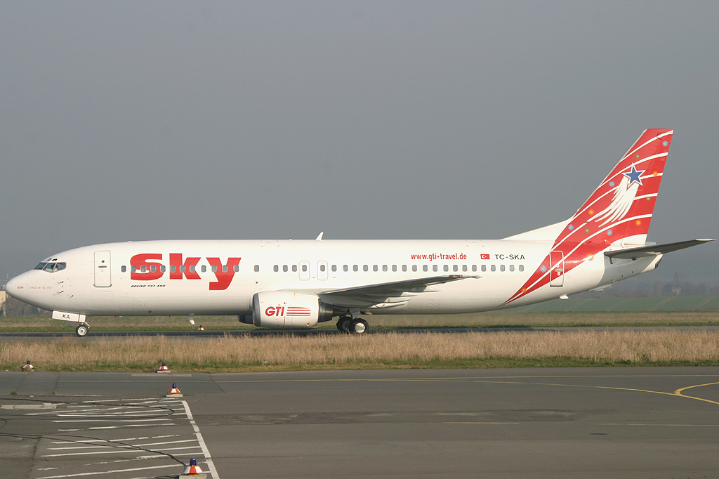 #Throwback ⏮️ zu alten Zeiten! Über ein Jahrzehnt war Sky Airlines mit Charterflügen nach Antalya und Istanbul Gast am Dortmund Airport. Auch diese Boeing 737-400 hat uns schon besucht.✈️✨

#dortmund #dtm #airport #aviation #planespotting #tbt #throwback #spotter #boeing737