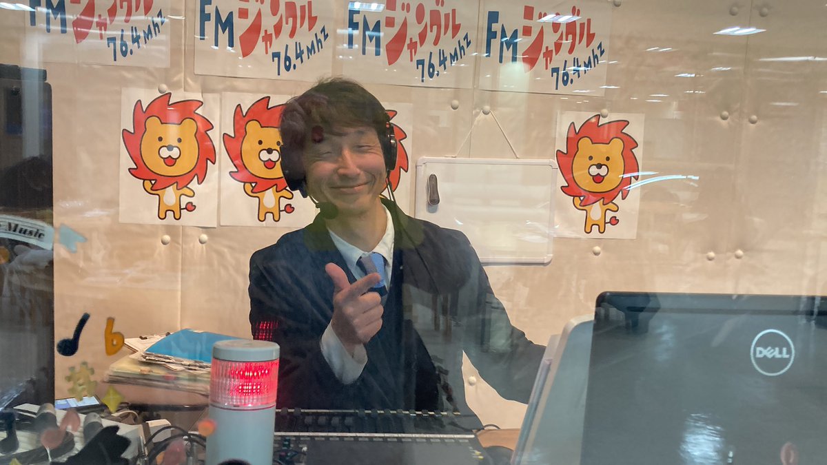 fm_jungle's tweet photo. 豊岡駅前　吹雪いております
上空は真っ白です
そんな中、JUNGLE DAILY FLASH 生放送、絶賛放送中！パーソナリティは太田博章さんです✨ https://t.co/iBSryj7RNs