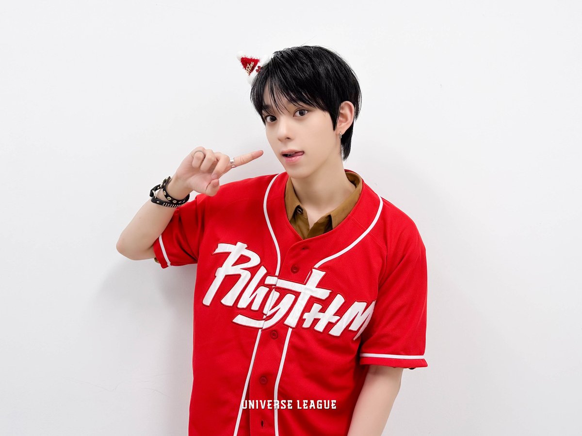 [UNIVERSE LEAGUE] 𝘾𝙝𝙧𝙞𝙨𝙩𝙢𝙖𝙨 𝙗𝙚𝙝𝙞𝙣𝙙 𝙥𝙝𝙤𝙩𝙤 📸

#즈언 #CHIH_EN

Global Boy Group Audition
[UNIVERSE LEAGUE]

선수들의 파이널 진출을 결정할
“세 번째 글로벌 팬 투표” 진행 중!
투표할 준비 R U Ready~?🔥

📌 투표 일정
24.12.21 (토) 12:00 ~ 25.1.11 (토) 23:59 [KST]

※