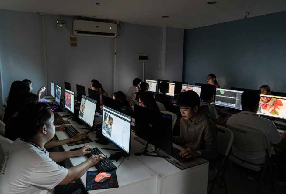ETUI_org's tweet image. ‘I do the same task for around 12 hours a day, seven days a week, often at night.’
Report by @theophilesimon in the latest #HesaMag, the ETUI's health & safety magazine, on the 'data annotators' training algorithms in the Philippines
🔗 etui.org/Z6Z
🗓️ Come hear…
