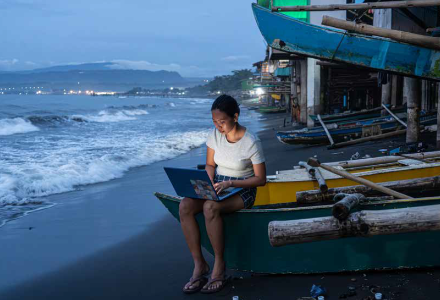 ETUI_org's tweet image. ‘I do the same task for around 12 hours a day, seven days a week, often at night.’
Report by @theophilesimon in the latest #HesaMag, the ETUI's health & safety magazine, on the 'data annotators' training algorithms in the Philippines
🔗 etui.org/Z6Z
🗓️ Come hear…