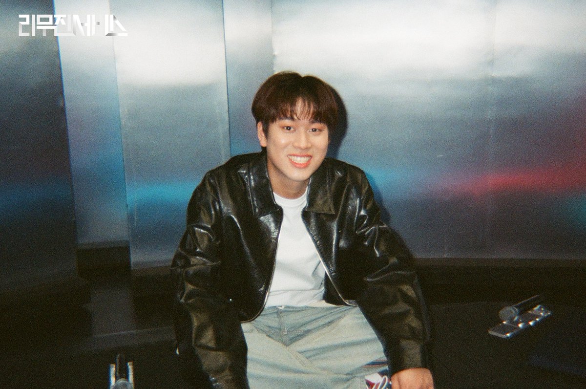 mujin_plz's tweet photo. 무쥔장의 2025년 첫 드라이브🧡
게스트 님 개인기 스틸(?)까지
마치셨답니다 (방-끗)😊😊😊
노래 부를 때 
너무 멋있는 가수 같고 너무 태가 나는데
이렇게 웃을 땐
약간 조금 아기 같은 면이 있는 거 아세요?🤓

@BPM_LMJ

#이무진 #LEEMUJIN #리무진서비스 https://t.co/HjCAOazm1a