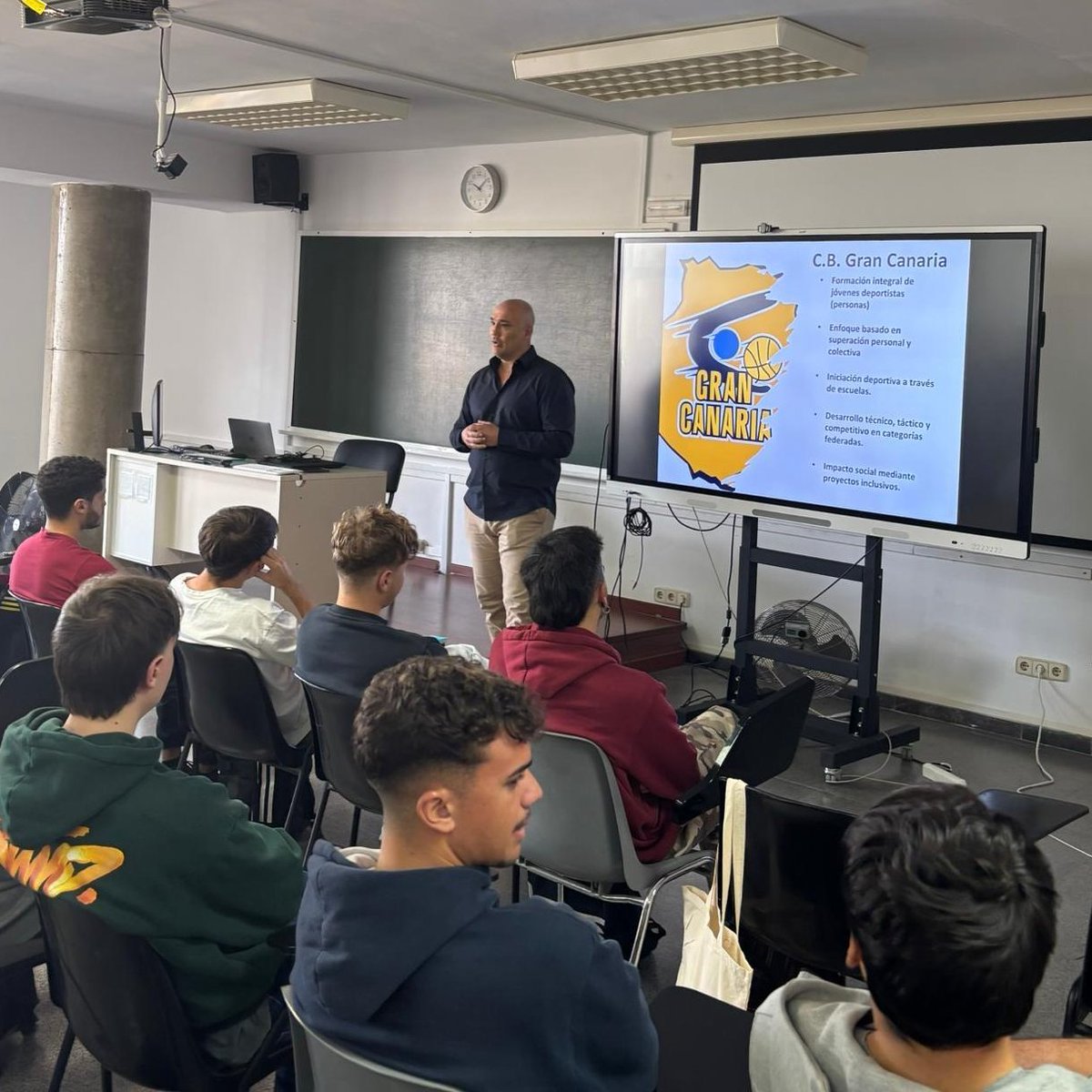 📝 Productiva charla de Juanmi Morales en la Facultad de Ciencias de la Actividad Física y el Deporte de la <a href="/ULPGC/">ULPGC</a>.

▪ El club se sigue acercando a la comunidad universitaria para dar a conocer su estructura de trabajo.

➡ cbgrancanaria.net/news/productiv…