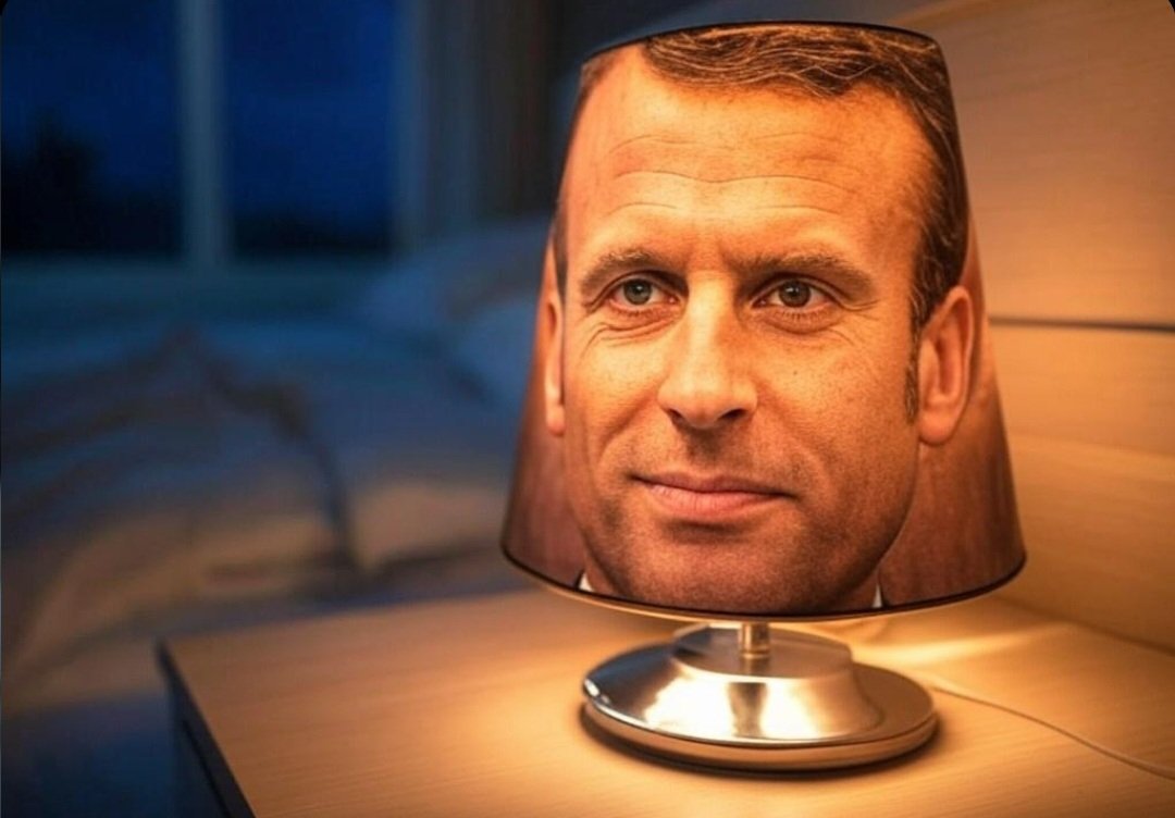 thieumphone's tweet image. Macron n&apos;étant pas une lumière, j&apos;ai pensé à le transformer en lampe de chevet. Comme ça, je peux le débrancher quand je veux… c&apos;est pas mal, non ? 💡😏 #Pratique #debranche #macron #brigitte #momie #poipoipoi