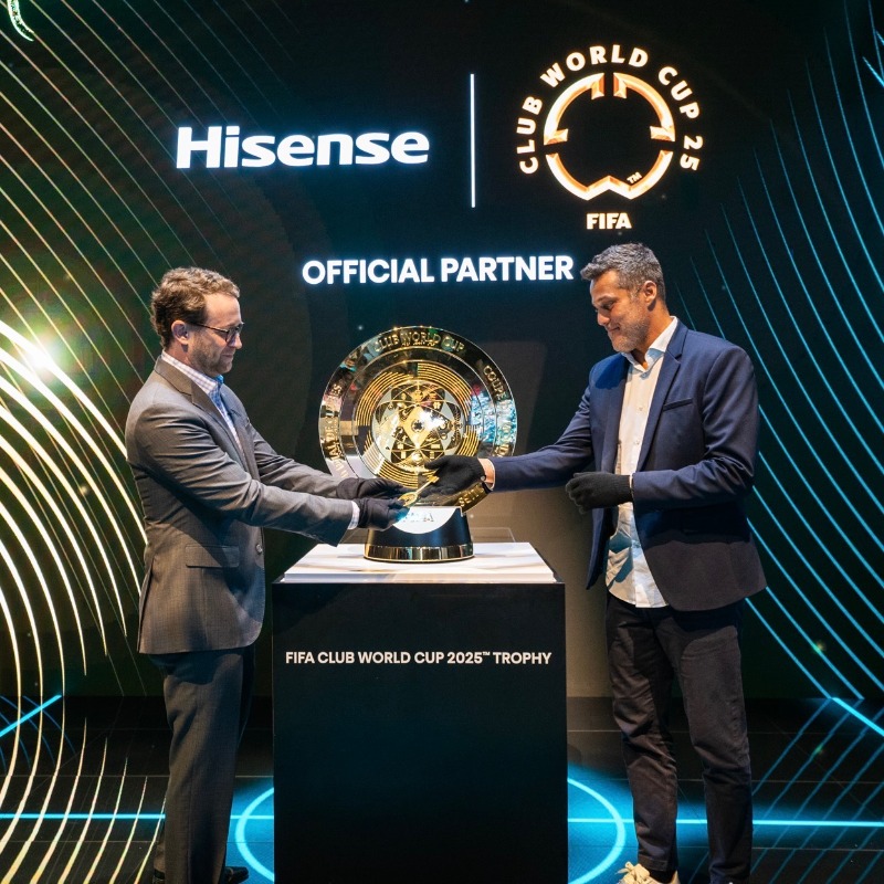 Ein großer Moment auf der #CES 2025: Die #Trophäe der #FIFA Klub-Weltmeisterschaft 2025™ feierte ihren großen Auftritt am #Hisense-Stand! 🌍🏆 #FIFACWC #OfficialPartner #AiYourLife #qualität #technology