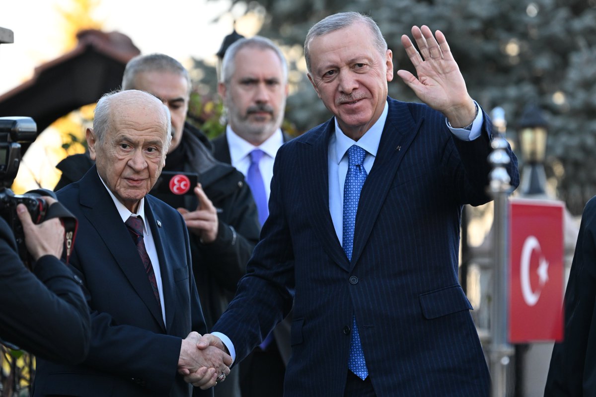 Akparti's tweet photo. Cumhurbaşkanımız Recep Tayyip Erdoğan, MHP Genel Başkanı Devlet Bahçeli ile Bahçeli'nin Türkmenbeyi Caddesi'ndeki evinde görüştü. https://t.co/0cPfGJEjp8