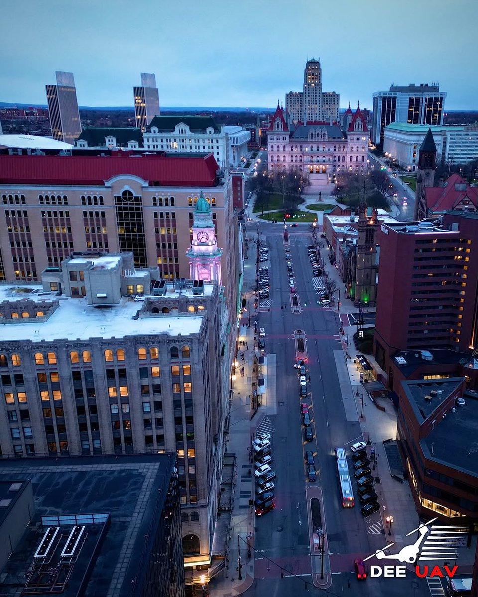 discoveralbany's tweet image. State Street glows as it leads to the New York State Capitol ✨

📸 deeuavllc/IG
