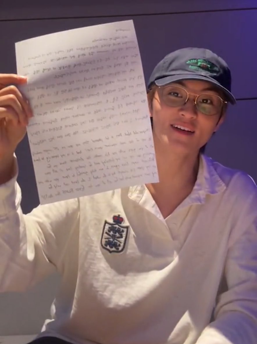 ชุดเดียวกันเลย มาร์คอัด fraktsiya ในวันเกิดตัวเองสินะ ㅠㅠㅠㅠ แล้วคุณเขายุ่งมากๆๆ ขนาดนั้น ยังหาเวลามาเขียนจดหมายให้ซีจือนี่อะ ความรักที่มีให้แฟนๆยิ่งใหญ่มาก มาซัพพอร์ต molo เขาให้เต็มที่กัน!