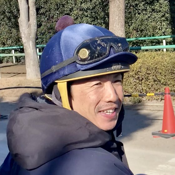 toshio_wada's tweet image. マサミさんと新年最初の絡み🤭
（そこに偶然、タケシが通りかかって…）
今年もよろしくお願いします🐍
#松岡正海騎手 
#横山武史騎手 
#美浦トレーニングセンター
