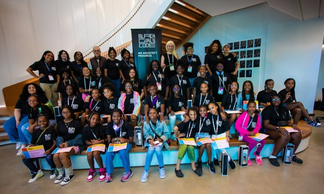 afronews's tweet image. Black Girls Code: Committed to increasing representation in tech fields 
By Ariyana Griffin, AFRO Staff Writer
ow.ly/BMBA50UBC0Z
#TechInclusion #StemEducation #CodingForGirls #BlackGirlsCode #WomenInTech
