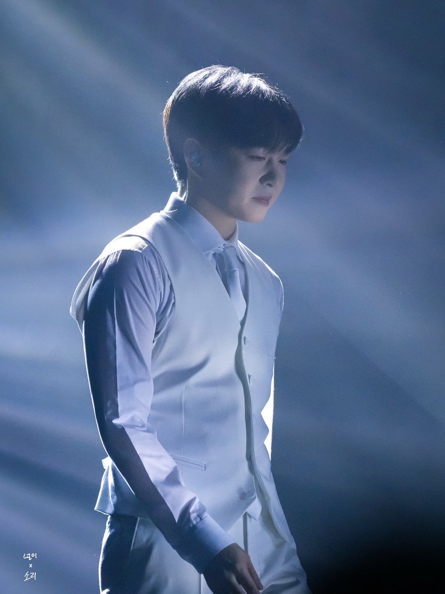 250105 [The Wayfarer] in 청주 #이창섭
아 동글동글 귀여운데 정장핏이랑 분위기가 말도안됨.
노이즈 너무 심한데 이건 올려야할거같았어요…
#비투비 #BTOB