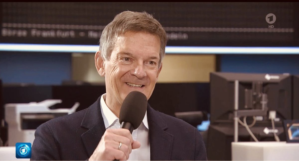 Meine erste „Dienstreise“ 2025 führte mich heute auf das altehrwürdige Parkett der Frankfurter Börse. In der Tagesschau habe ich über die komplizierte Lage der Chemie- und Pharmaindustrie gesprochen.
Hier geht‘s zum Beitrag: 
youtu.be/ZLO66FucfYA?si…