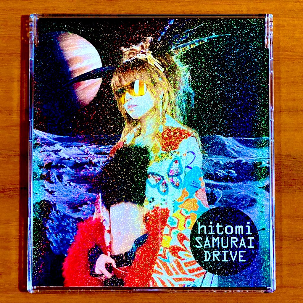 astromaniax26's tweet photo. 本日で発売から23年!
2002年1月9日 発売
【SAMURAI DRIVE/hitomi】
告知ポスターとCD
オリコン最高3位
バンド『cune』のカバー
意外にもTOP3に入った
唯一のシングル
ホログラムジャケ♪
#hitomi
#SAMURAIDRIVE
#23ndシングル
#マキシシングル
#avex
#cune
#ポスターとCD https://t.co/NabklUTeyr
