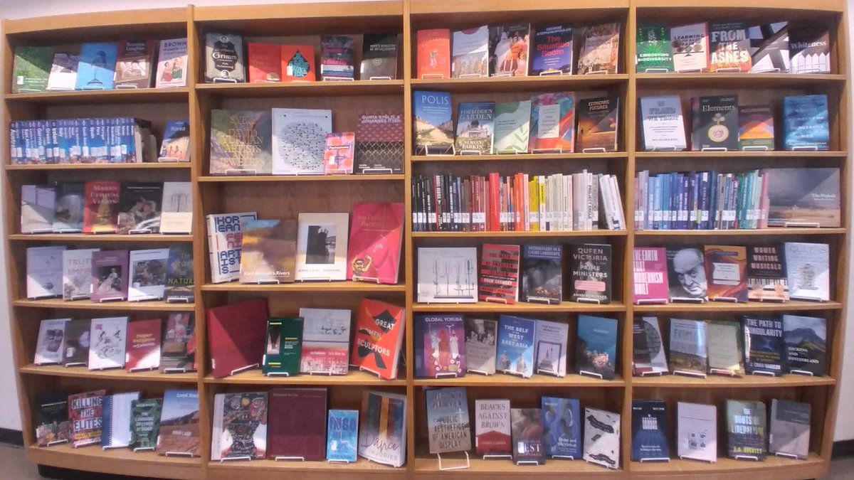 BatesLibrary's tweet image. It&apos;s a new semester at Bates and we are always adding #newbooks to our shelves. ❄️
#reading #bookshelf